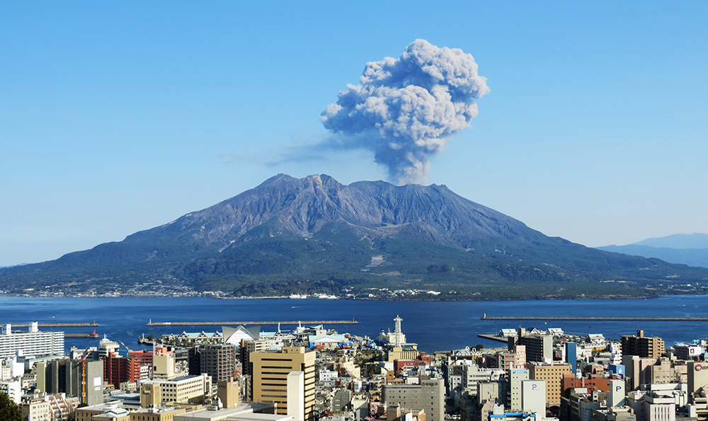 噴火している桜島と鹿児島市内