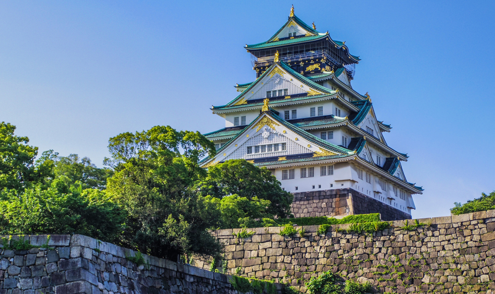 鮮やかな緑の瓦が美しい大阪城の威容